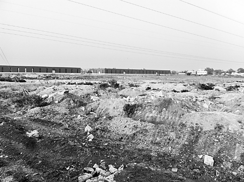 兩年半時(shí)間里，空曠的院子里，只有北側(cè)建成了兩棟空空的廠房。