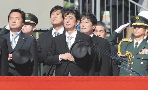 　27日上午，日本首相安倍晉三在琦玉縣的自衛(wèi)隊朝霞訓練場出席陸上自衛(wèi)隊年度閱兵式