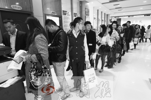 昨天,除復印材料處有新人排隊外,金水區(qū)民政局婚姻登記處大廳內處未見新人排隊的火爆場景。