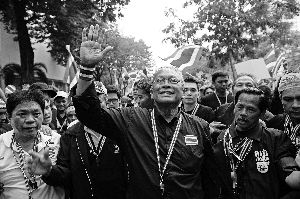 素貼參加游行示威。