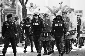 泰警察出動(dòng)。