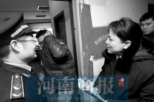 城管巡回法庭法官，到因違反城市管理的受罰當事單位送傳票