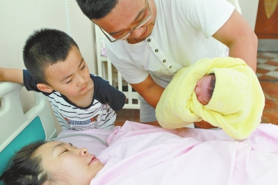 一家四口其樂融融，但二孩證卻讓男主人操心。