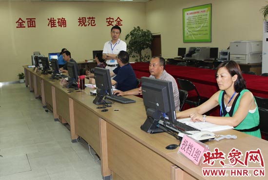 今年我省高招錄取工作正在平穩(wěn)正常開展，圖為投檔組工作人員。