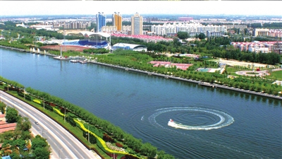 清澈的運(yùn)河水及兩岸綠色。