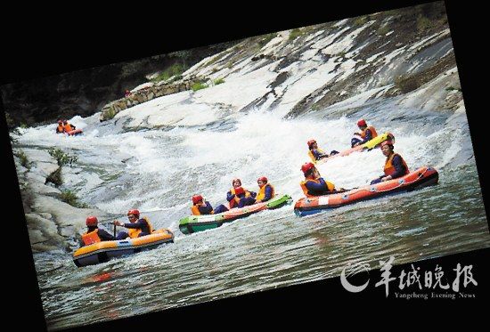 　　湖北紅安縣,游客在對(duì)天河漂流。