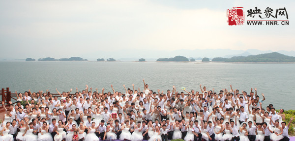 初夏喜宴八方客,千島笑迎粉佳人。