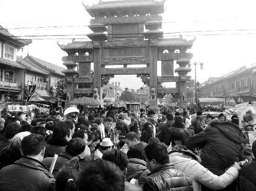 比春運(yùn)更擠的地方是?？h廟會(huì)(組圖)