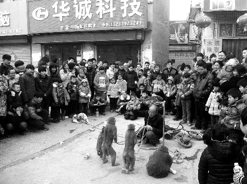 比春運(yùn)更擠的地方是?？h廟會(huì)(組圖)