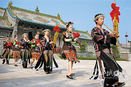 山東臺兒莊古城內(nèi)，來自外地的演員表演蘆笙舞 王建華 攝