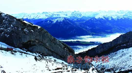  齒軌火車在皮拉圖斯山上穿行，如同紅色的龍在山中游弋。