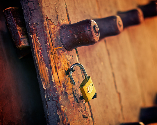 木門斑駁、銅鎖閑掛