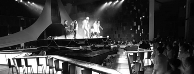 　　晚上的clubmed里有各種歡樂演出?！? oldsrc=