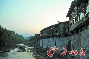 　　夕陽(yáng)下的古鎮(zhèn)。　