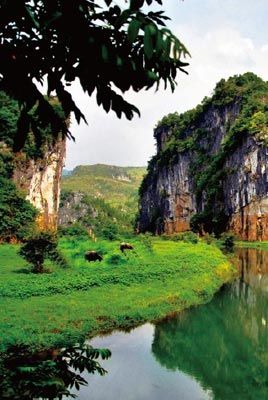 　　中國(guó)人對(duì)園林的喜愛(ài)更多是根源于一種隱逸遁世的情懷。　