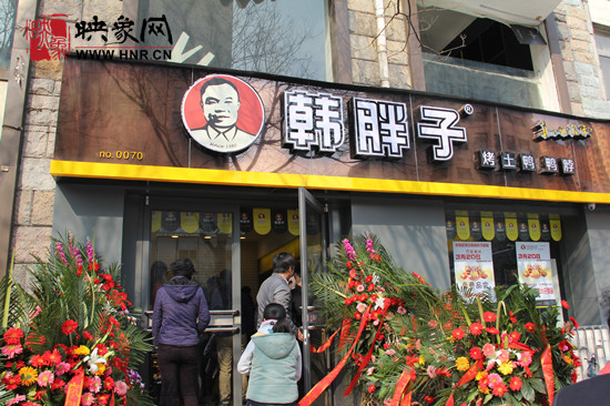 　　“韓胖子”千只茶香雞茶香鴨捐贈(zèng)環(huán)衛(wèi)工人、農(nóng)民工學(xué)子和鄭州市社會(huì)福利院。