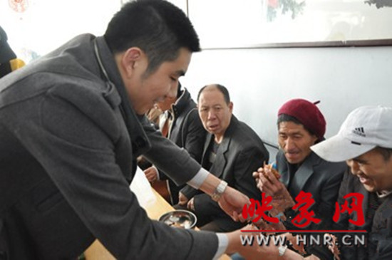 　　“韓胖子”千只茶香雞茶香鴨捐贈(zèng)環(huán)衛(wèi)工人、農(nóng)民工學(xué)子和鄭州市社會(huì)福利院。