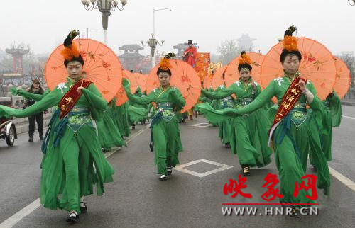 　　3月30日上午,開封市舉行2013中國(開封)清明文化節(jié)踏春巡游活動?！?　　