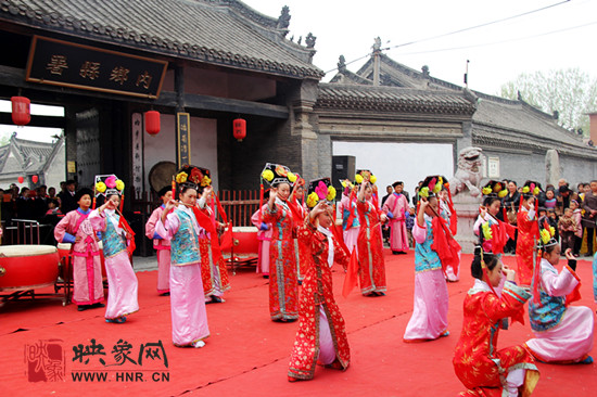 游客參觀清明小長假新推出的本土特色節(jié)目《鼓樂迎賓》。