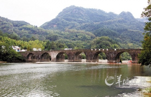 齊云山登封橋是登山的隘口,始建于明代,造型古樸典雅,蔚為壯觀。