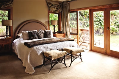 酒店住宿頗具特色,窗外就是 新西蘭的美麗景色。