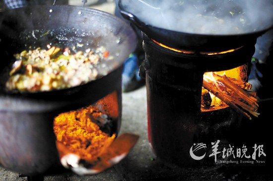 　　吃幾頓土家飯,喝幾杯土家酒,嘗幾塊土家肉。