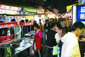 　　品味臺灣,又怎能錯過那些親民夜市。