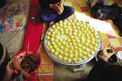黃老漢一家正在制作黃饃饃。