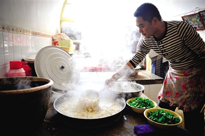 榆林的羊雜湯總是要加上大量的粉條。