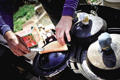 榆林街頭的特色小吃——攤餭(huáng)。