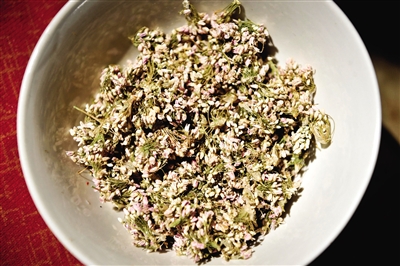 作為香料的扎蒙是一種陜北常見的細碎野花。