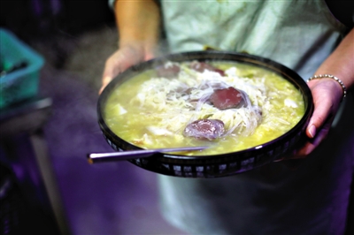 酸菜燉血腸是長白山一帶常見的菜品,有著東北地區(qū)典型的質(zhì)樸、實(shí)在的風(fēng)格。