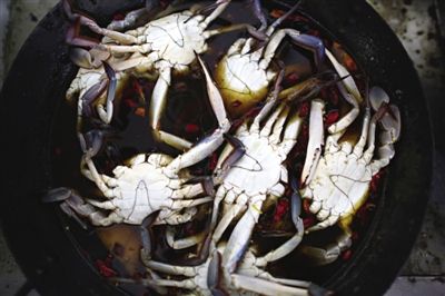 青蟹需用鹽水腌漬8個(gè)小時(shí)。