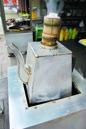 青巖古鎮(zhèn)的糕粑稀飯。