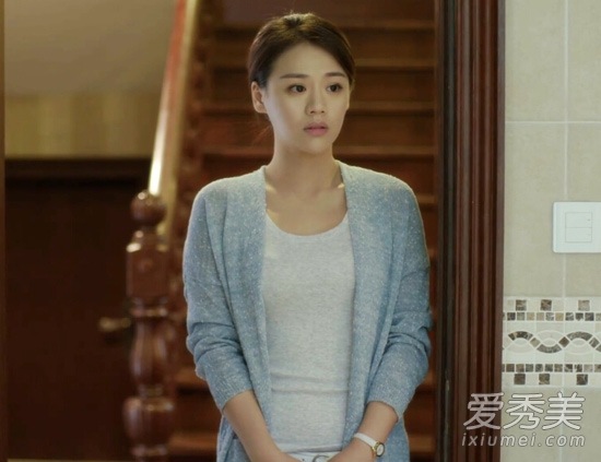 灰色開衫內(nèi)搭圓領(lǐng)的米色T恤，優(yōu)雅知性