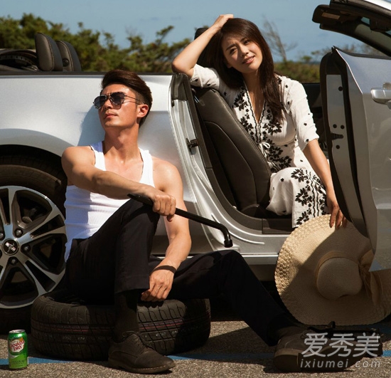 白色連衣裙配黑色花紋，個性優(yōu)雅