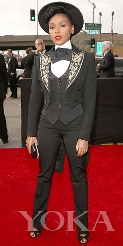  Janelle Monae這身跟去年的打扮差不多，爵士名伶的標(biāo)配嗎