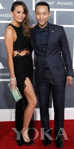 約翰·傳奇和女友Chrissy Teigen，Chrissy身穿Joy Cioci