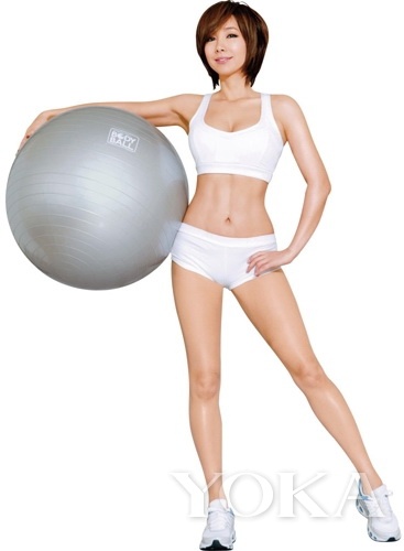 這個辣姐已經(jīng)是46歲超高齡啦，看人家的鉆石型小腹