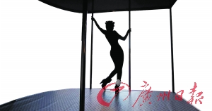 淋病是人類特有的疾病之一，性接觸是主要傳染形式。圖為美國(guó)一名性工作者在跳鋼管舞。