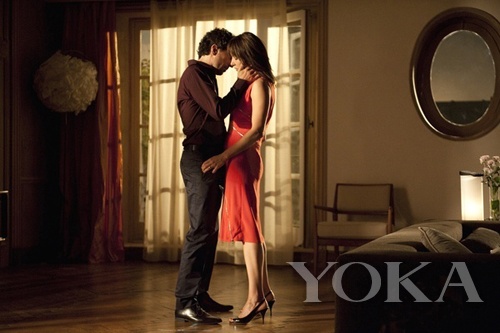 基本款用漿果色散發(fā)女人味，腰間的獨(dú)特設(shè)計(jì)更添風(fēng)情