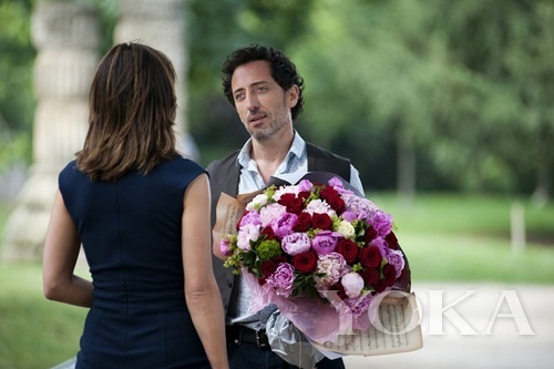 背影的完美同樣重要，衣服上的橫紋說明太緊繃、手肘處的橫紋說明肌質(zhì)老化。