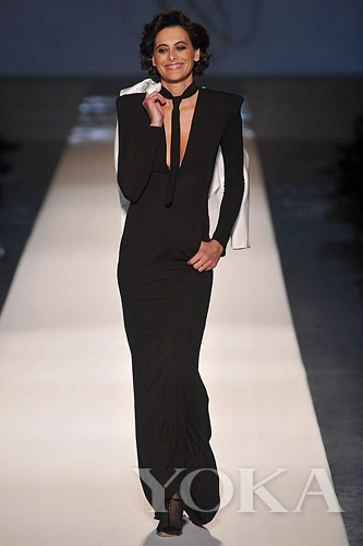 纖細(xì)的領(lǐng)帶既融于服裝，又升華造型