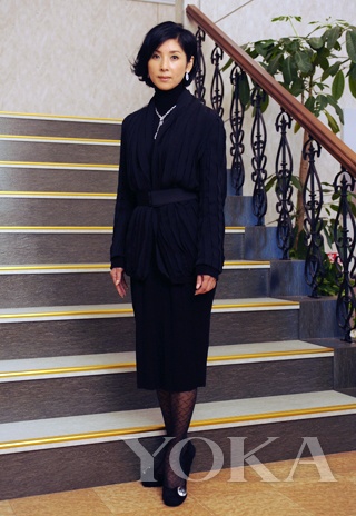 日劇《真我霓裳》中，飾演時(shí)裝大師的黑木瞳