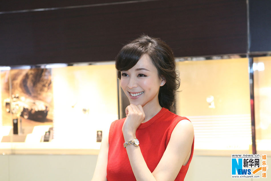 張靜初中國風(fēng)紅裙亮相 嬌艷俏麗笑容甜美楚楚動人