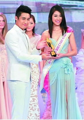 翟威廉負(fù)責(zé)頒獎(jiǎng)給"友誼小姐"倪淑君