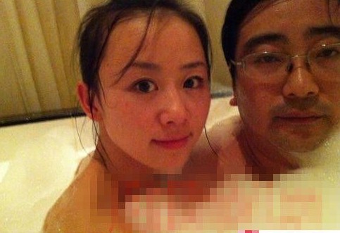 女主播紀(jì)某與國(guó)家檔案局官員范某。