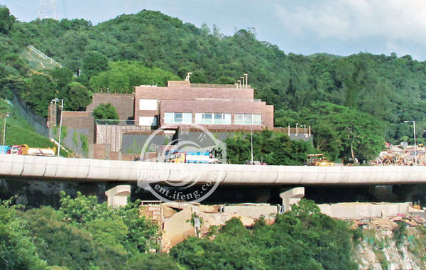 據(jù)悉，“皇宮”有3層高、分前后兩座大宅。前座兩層是邢家的游樂場，地下一層分別設(shè)有室外及室內(nèi)泳池，