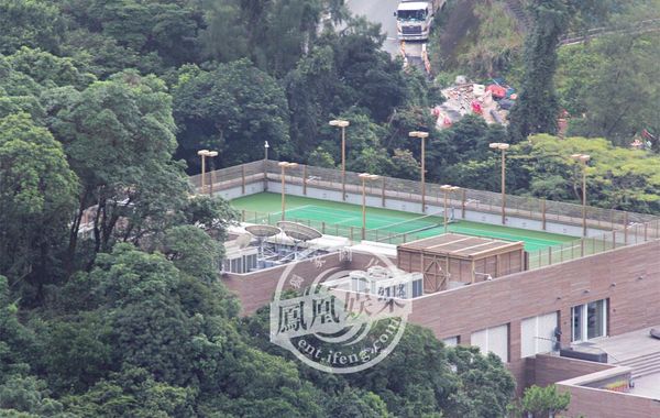 林青霞1994年6月29日嫁給香港商人邢李源，淡出影壇。林青霞婚后樂于相夫教女，其丈夫于2010年退