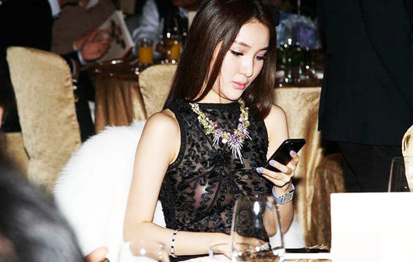 2013年11月30日，郭美美出席保利珠寶拍賣活動，現(xiàn)場郭美美一席透視的上衣性感現(xiàn)身，胸前乳貼顯露無